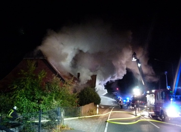 POL-MI: Altes Fachwerkhaus geht in Flammen auf - Einzige Bewohnerin vermisst