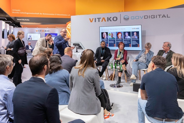 Beim Abendpanel "Deutschland-Stack als Basis für digitale Souveränität" am VITAKO-Gemeinschaftsstand auf der SCCON 2025 diskutierten Kerstin Pliquett (KDN), Dr. Johann Bizer (Dataport), Dr. Heike Stach (BMDS) und Thilak Mahendran (Agora Digitale Transformation) unter der Moderation von Torsten Frenzel (BayKommun AöR) / Weiterer Text über ots und www.presseportal.de/nr/162947 / Die Verwendung dieses Bildes für redaktionelle Zwecke ist unter Beachtung aller mitgeteilten Nutzungsbedingungen zulässig und dann auch honorarfrei. Veröffentlichung ausschließlich mit Bildrechte-Hinweis.