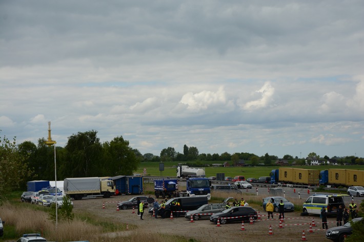 POL-CUX: Landkreis Wesermarsch/Landkreis Cuxhaven: Großkontrolle auf der Bundesstraße 437 im Bereich des Wesertunnels