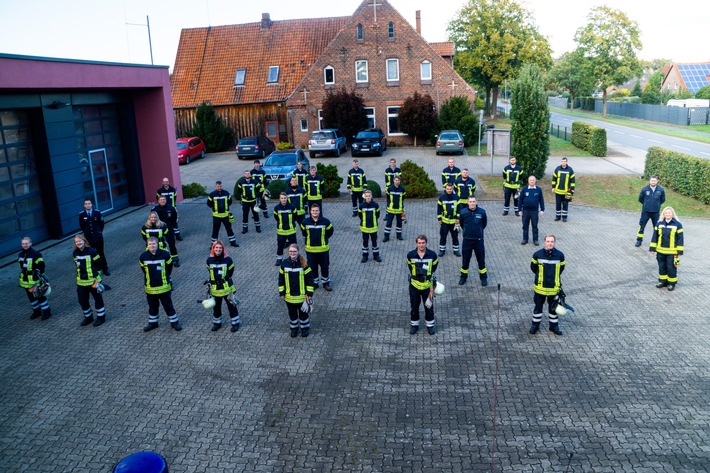 FW Flotwedel: 25 angehende Feuerwehrleute absolvieren Prüfung nach langer "Corona-Pause"