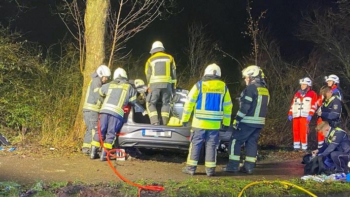 FW Marienheide: Verkehrsunfall - Eine Person durch Feuerwehr aus verunfalltem Fahrzeug befreit