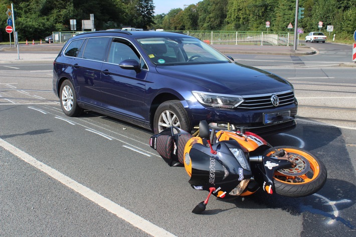 POL-BO: Bochum / Biker (35) kollidiert mit Pkw - Krankenhaus!