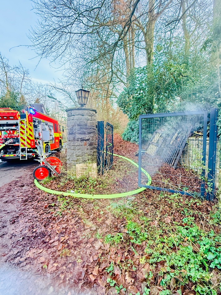 FW Ratingen: Brand in leerstehendem Gebäude in Ratingen-Hösel / Feuerwehr Ratingen mehrere Stunden im Einsatz