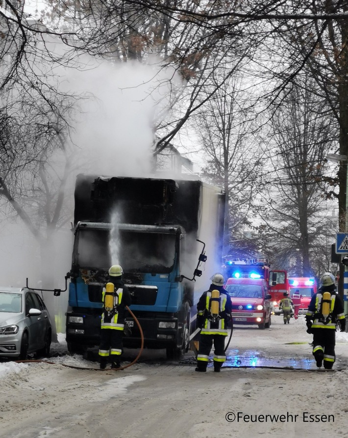 FW-E: Brennender LKW auf Rüttenscheider Straße - Keine Verletzten