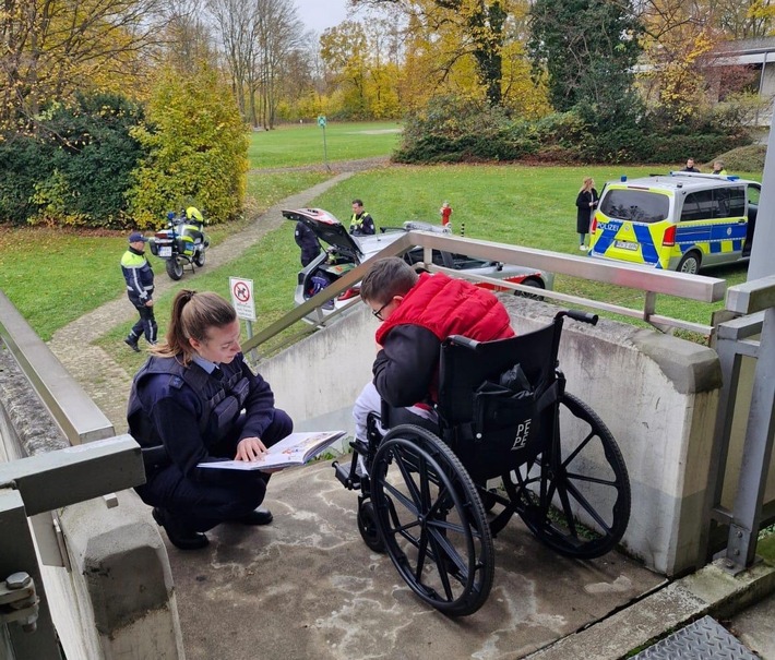 BPOL NRW: Bundesweiter Vorlesetag im Krankenhaus - Kölner Blaulicht-Behörden bringen Kinderaugen zum Leuchten