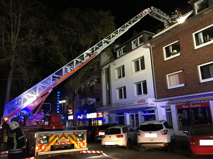 FW Dinslaken: Einsatzreicher Samstag für Feuerwehr und Rettungsdienst - gemeldeter Balkonbrand in Hiesfeld