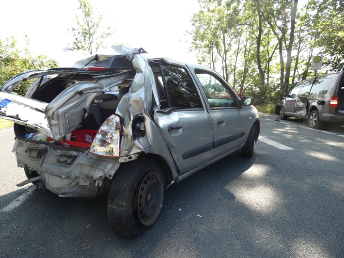 POL-CUX: Verkehrsunfall auf der B6 im Bereich Lahnhausen-Welle - zwei Personen leicht verletzt - erhebliche Verkehrsbehinderungen im Feierabendverkehr (Lichtbild in der Anlage)