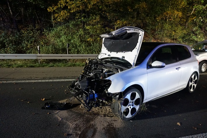 FW Ratingen: 13.11.2022 gegen 21.30 Uhr Verkehrsunfall mit 3 beteiligten PKW 1 Person im PKW eingeklemmt.