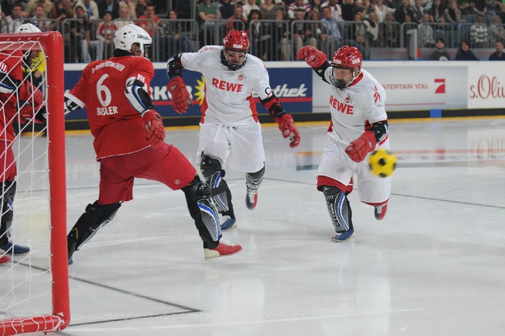 Stefan Raab wagt sich zurück aufs Eis: Der "Deutsche Eisfußball Pokal 2015" am 2. Mai 2015 auf ProSieben