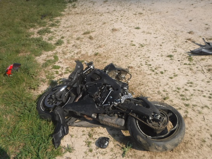 POL-DN: Motorradfahrer stürzt bei Überholmanöver
