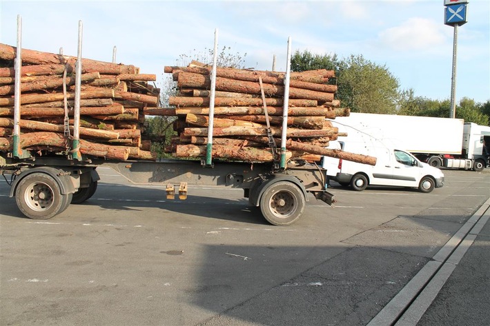 POL-PDKL: Gefährlich beladener Holztransporter