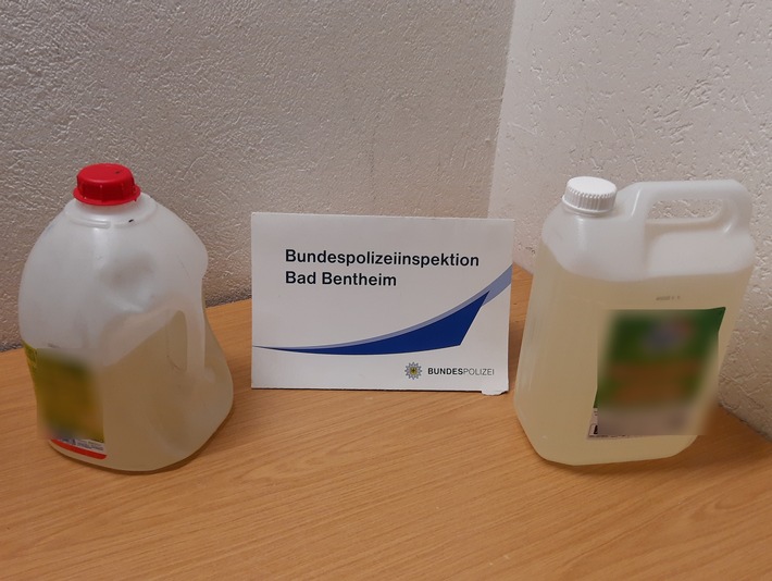 BPOL-BadBentheim: Zwei Kanister flüssiges Amphetamin im Fußraum / Drogenschmuggler an der Grenze festgenommen