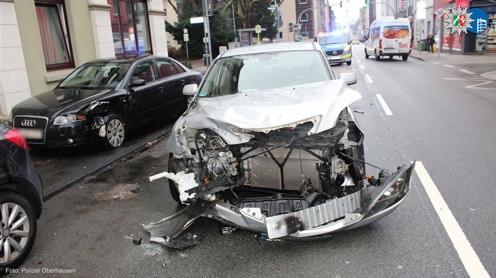 POL-OB: Zwei Verletzte und Totalschaden nach Kreuzungsunfall