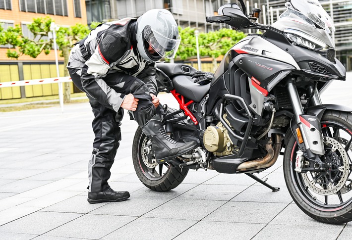 Von Helm bis Stiefel / In der Motorradsaison auch an Schutzkleidung denken
