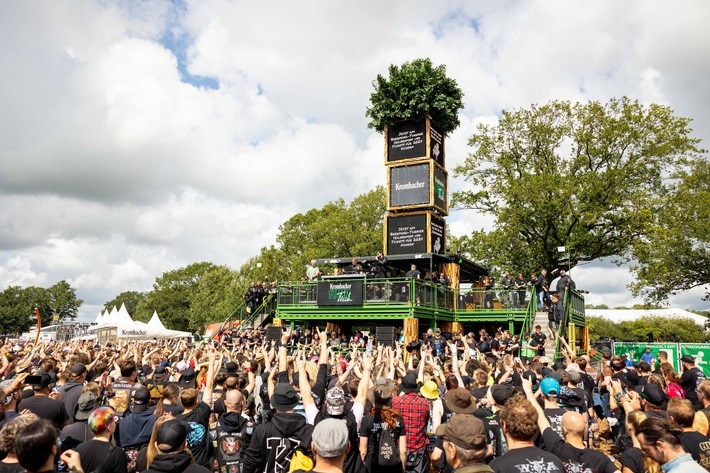 Der Krombacher Stammtisch bot auch in diesem Jahr zahlreiche Highlights, darunter das Live DJ-Set von Electric Callboy. / Weiterer Text über ots und www.presseportal.de/nr/42000 / Die Verwendung dieses Bildes für redaktionelle Zwecke ist unter Beachtung aller mitgeteilten Nutzungsbedingungen zulässig und dann auch honorarfrei. Veröffentlichung ausschließlich mit Bildrechte-Hinweis.