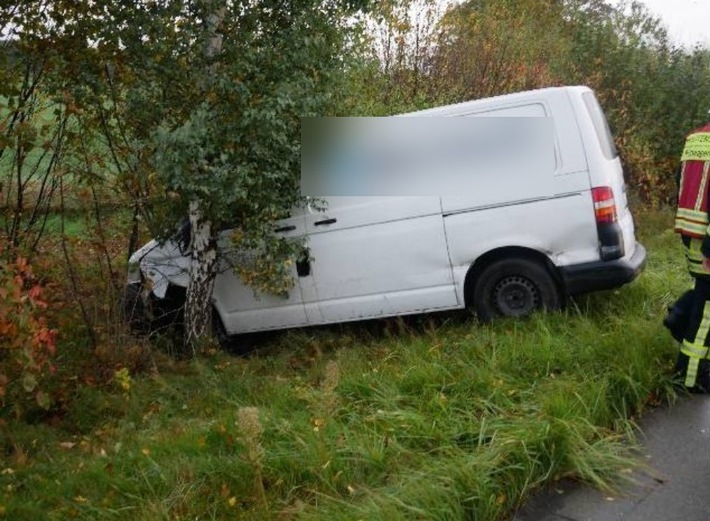 POL-ROW: ++ A 1: Auto verunfallt auf regennasser Fahrbahn - Mann am Steuer ohne Fahrerlaubnis ++