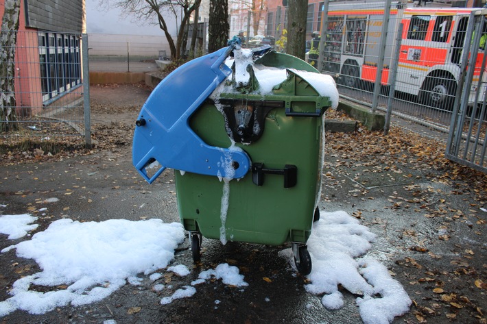 POL-HA: Altpapiercontainer auf Schulhof der Realschule Haspe in Brand gesetzt - Zeugen gesucht