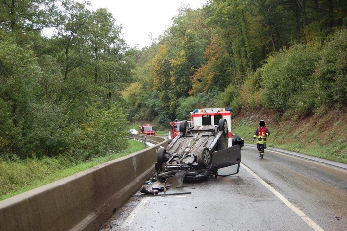 POL-PDKL: Verkehrsunfall, schwerverletzter Fahrer