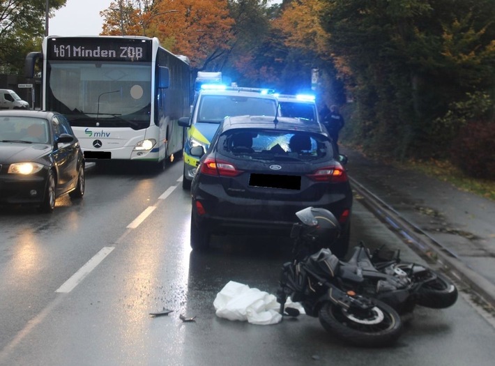 POL-MI: Kradfahrer fährt auf Auto auf