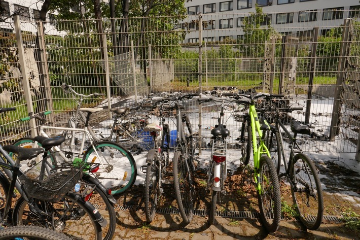 FW Dresden: Starke Rauchentwicklung in der Südvorstadt und Personenrettung nach Verkehrsunfall