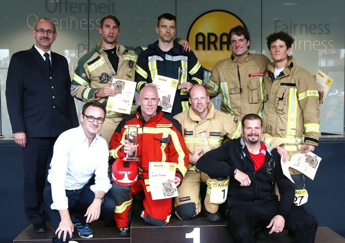 FW-D: 10. Skyrun der Düsseldorfer Feuerwehr
-Feuerwehrleute trotzen dem Regen beim Himmelslauf am ARAG-Tower-