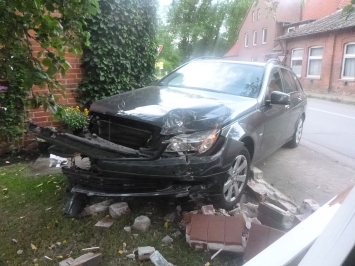 POL-LG: ++ Unfallhelfer holen Frau aus Pkw - Fahrzeug geht in Flammen auf ++ Zeugen nach Verkehrsunfall gesucht! - Daimler durchbricht Holzzaun und Mauer ++ Täter ertappt - Münzgeldautomaten aufgebrochen ++