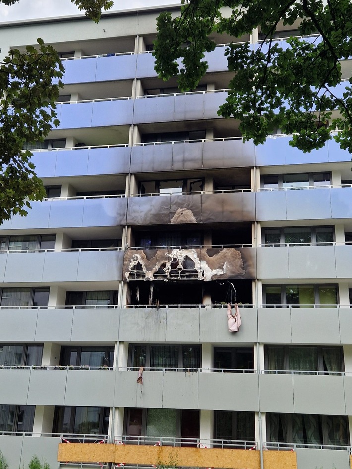 FW-Erkrath: Wohnungsbrand in Mehrfamilienhaus mit umfangreicher Menschenrettung - Acht Verletzte, davon drei leichtverletzte Feuerwehrangehörige