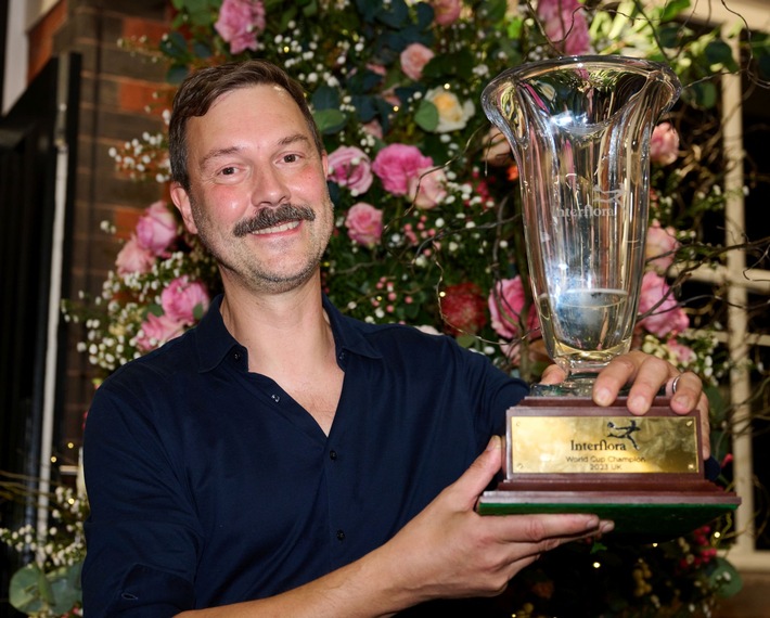 Nicolaus Peters, Weltmeister der Floristen, über Trends in der Winterfloristik / Farbexplosion statt Ton in Ton: trendy Winterfloristik ist knallig bunt