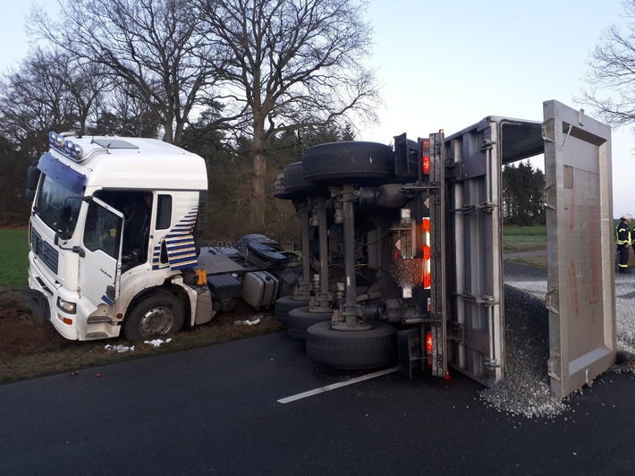 POL-LG: ++ "Straßenglätte am Morgen" - mehrere Verkehrsunfälle - Pkw kollidiert mit Baum - Sattelschlepper verunfallt ++ Taschendiebe greifen zu ++ "Heck bricht aus" ++