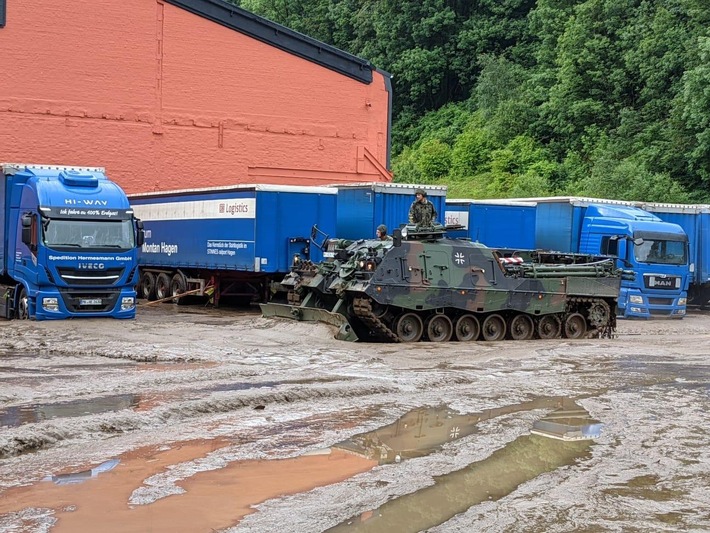 Bundeswehr hilft den vom Hochwasser betroffenen Städten und Kommunen mit rund 900 Soldatinnen und Soldaten / Der Nationale Territoriale Befehlshaber: Wir helfen, so lange es nötig ist.