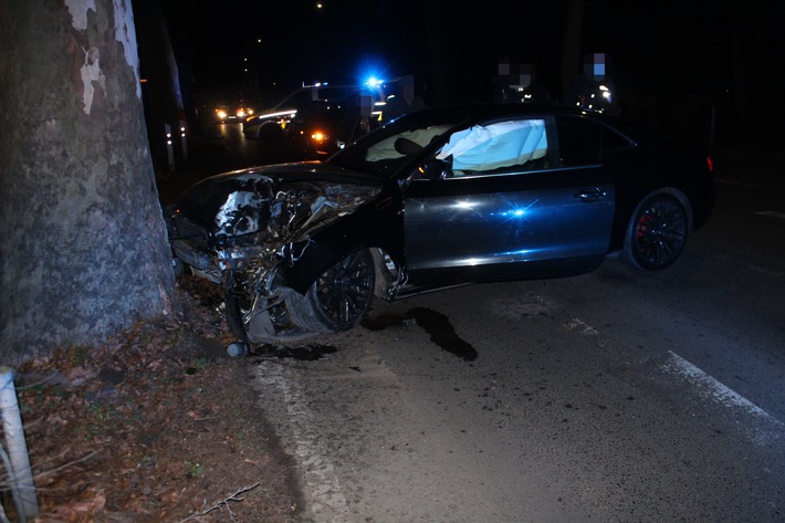 POL-DU: Bergheim: Gegen Baum gekracht - Beifahrer posiert vor Unfallwagen und beschwert sich über Blaulicht