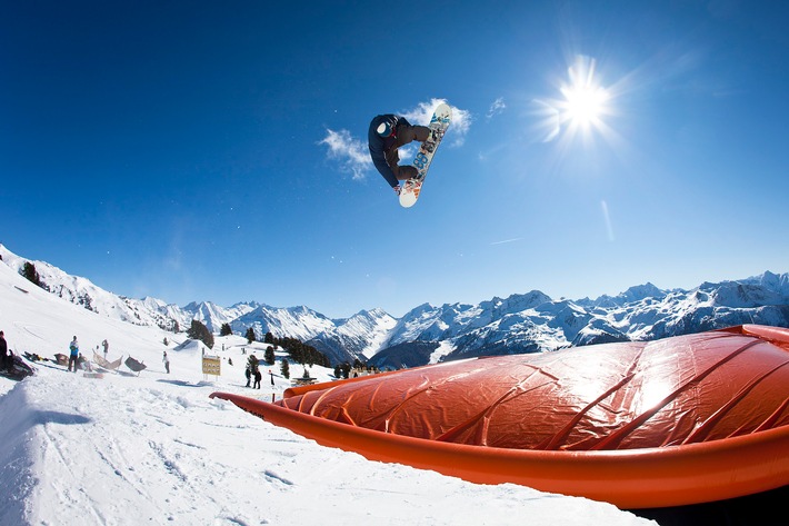 ShredSchool in der Zillertal Arena: Ästhetiker helfen Nachwuchs auf die Sprünge - BILD