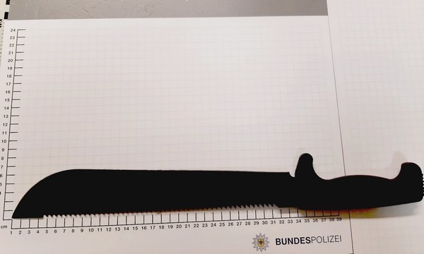 BPOL NRW: Bundespolizei beschlagnahmt mehrere Waffen und nimmt mit Haftbefehl gesuchten Mann am Hauptbahnhof Aachen fest