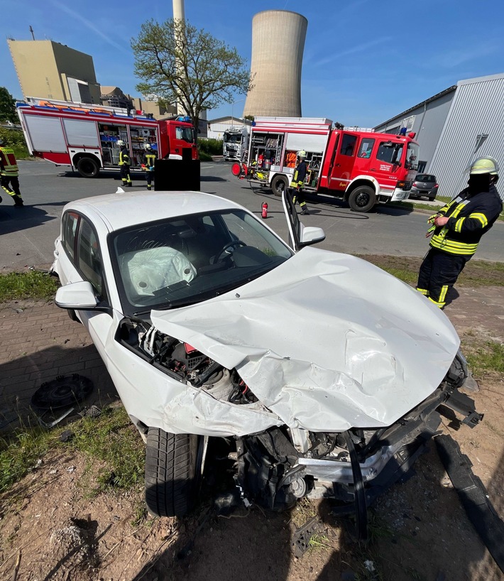 POL-MI: Auto schleudert nach Verkehrsunfall gegen Verteilerkasten