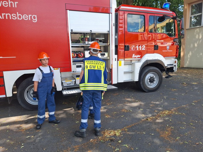FW-AR: Jahresübung der Jugendfeuerwehr Arnsberg: Einsatz unter realistischen Bedingungen