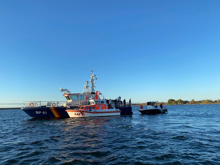 BPOL-See: Motorboot kollidiert mit Unterwasserhindernis - Außenborder abgerissen Gemeinsame Pressemeldung von Bundespolizeiinspektion See Warnemünde und Deutscher Gesellschaft zur Rettung Schiffbrüchiger