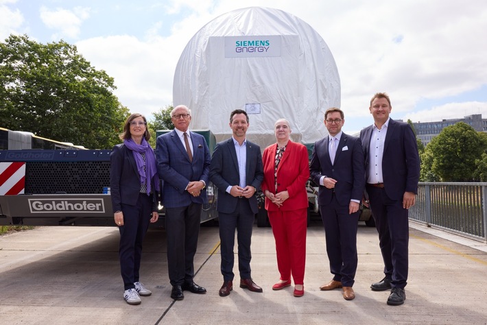 Europapremiere für nachhaltige Schwerlastlogistik in Berlin: BEHALA setzt Goldhofers E-PowerPack bei Siemens Energy Turbinenverladung am Moaville-Areal ein