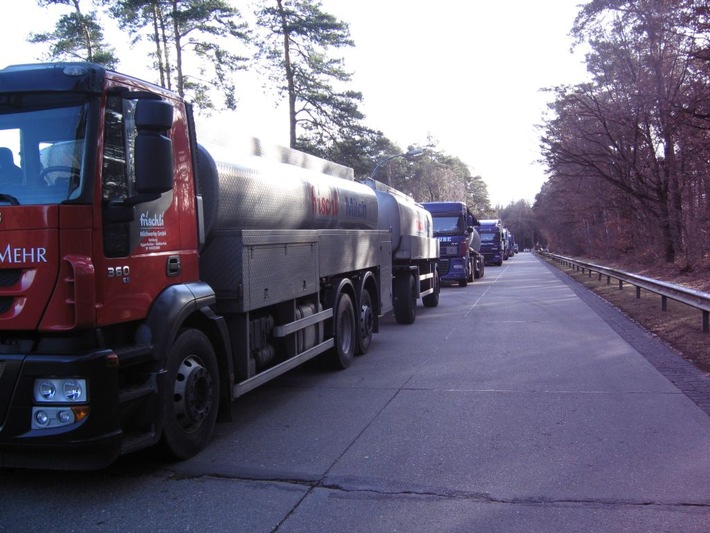 POL-NI: Ganztägige Großkontrolle des Schwerlastverkehrs auf der B 6 -Bilder im Downlaod-