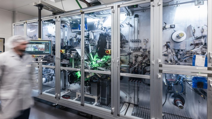 V4Smart baut mit MHP voll digitalisierte Batteriezellenfertigung auf