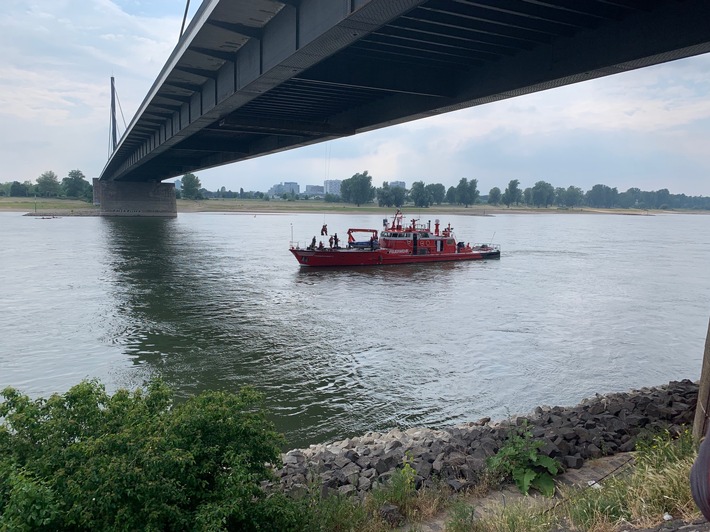 FW-D: Spektakuläre Rettung auf dem Rhein