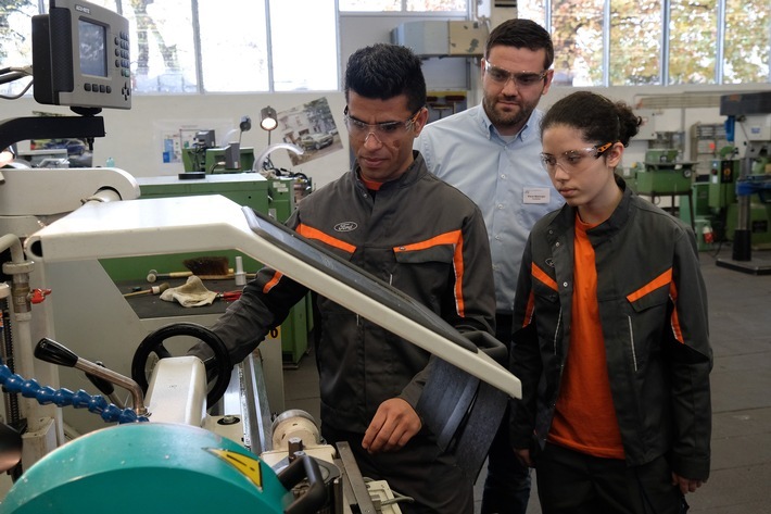 Ausbildung bei Ford: Auszubildende an der Fräsmaschine / Weiterer Text über ots und www.presseportal.de/nr/6955 / Die Verwendung dieses Bildes ist für redaktionelle Zwecke honorarfrei. Veröffentlichung bitte unter Quellenangabe: "obs/Ford-Werke GmbH"