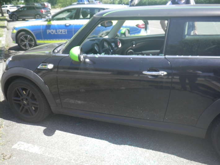 POL-FR: Wutöschingen: Autoscheibe eingeschlagen, Schraube unterm Reifen - Zeugen gesucht!