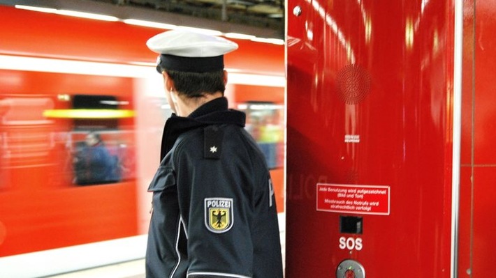 Bundespolizeidirektion München: 41-Jähriger begibt sich in Lebensgefahr! / S-Bahn muss schnellbremsen - Bundespolizei warnt vor Betreten der Gleise!
