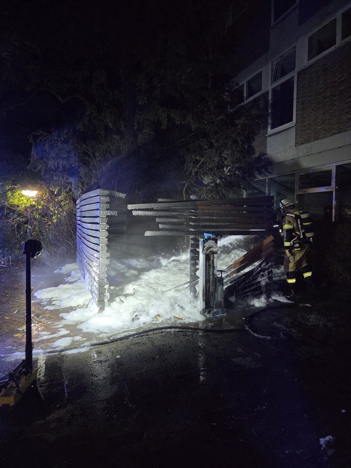 FW-NE: Containerbrand an der Eichendorffstraße | Feuer am Nelly-Sachs-Gymnasium