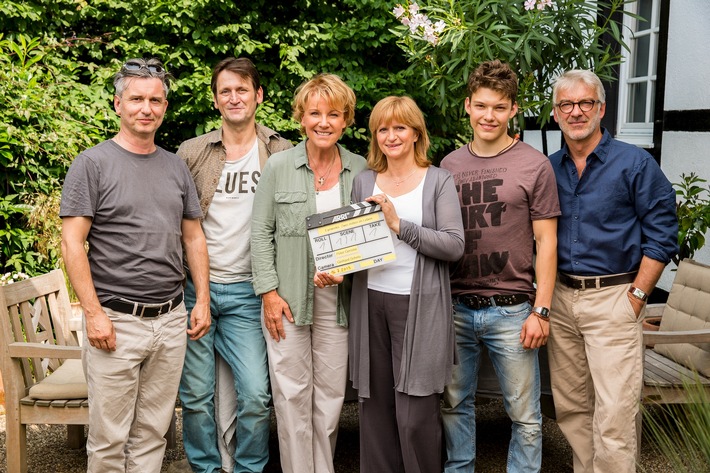 Mariele Millowitsch und Johanna Gastdorf gemeinsam vor der Kamera/ ZDF dreht Komödie "Zwei mitten im Leben" (BILD)