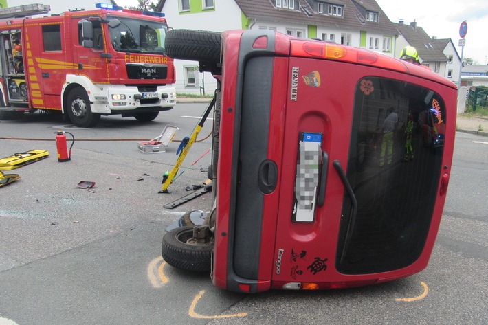 POL-ME: Renault kippt nach Zusammenstoß zur Seite - Velbert - 2207119