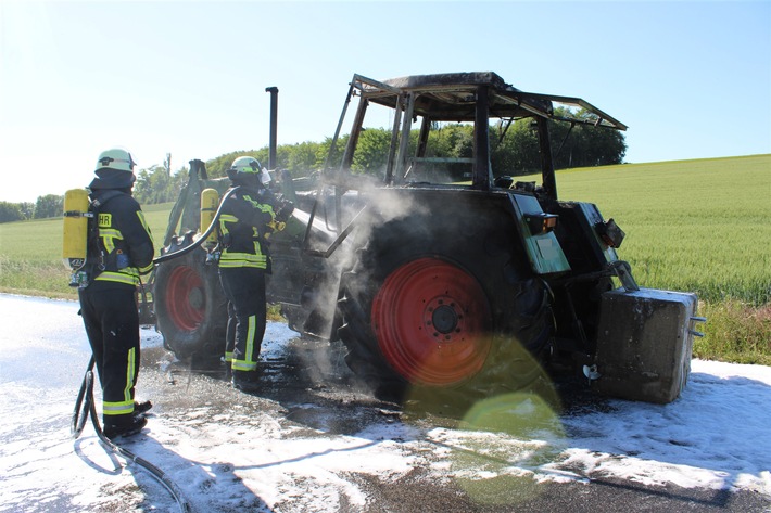 POL-DN: Traktor fängt Feuer - K1 bei Boslar gesperrt
