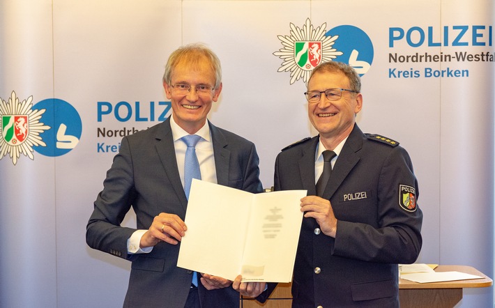 POL-BOR: Kreis Borken - Abteilungsleiter Polizei Frank Burre verabschiedet