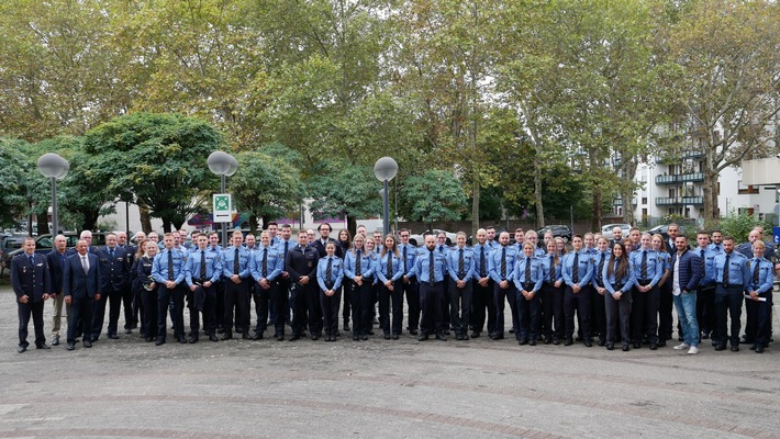 POL-PPMZ: Polizeipräsident ehrt sieben Polizeibeamte für herausragende Leistungen und begrüßt 50 neue Polizeibeamtinnen und Polizeibeamte im Polizeipräsidium Mainz
