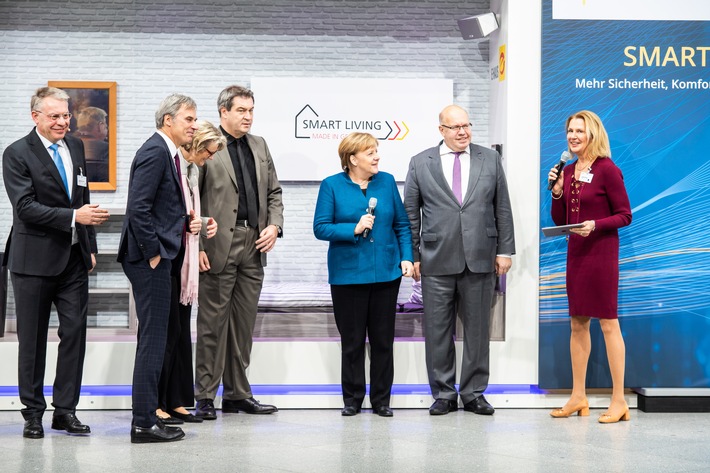 Bundeskanzlerin Merkel und Bundeswirtschaftsminister Altmaier besuchen "House of Smart Living" auf Digital-Gipfel / Wirtschaftsinitiative Smart Living fordert Ausbau der digitalen Infrastruktur